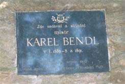 Pottejn-pamtn deska Karla Bendla zasazen v jinm svahu hradnho kopce (8 Kb)
